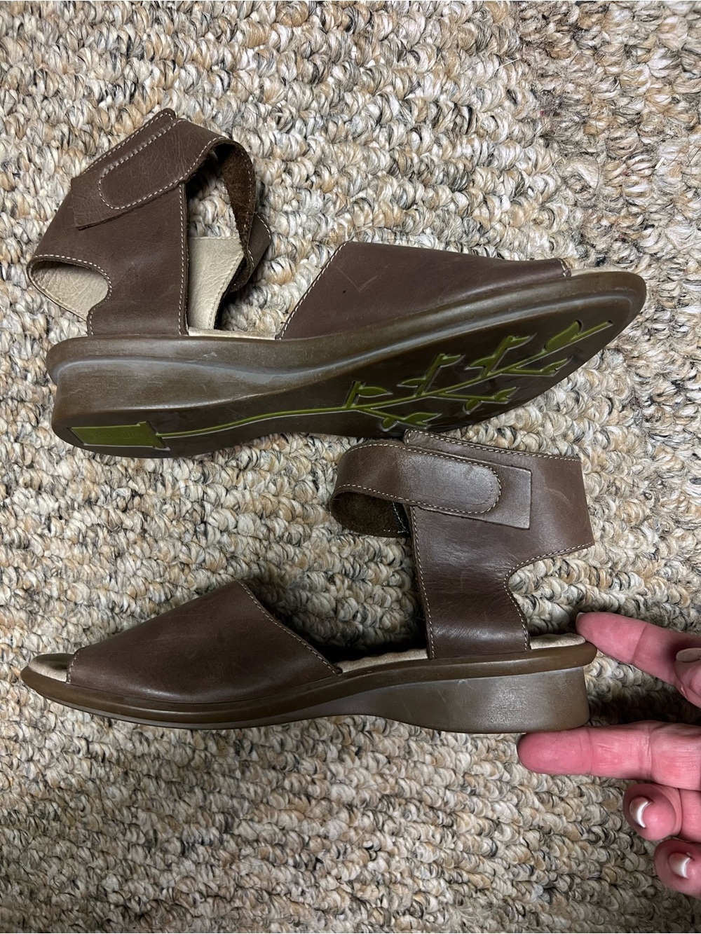 Women’s Groundhog Brown Leather Comfort Sandals with Adjustable Strap Size 7